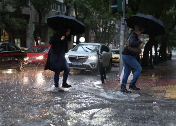 Κακοκαιρία Adel: Δρόμοι «ποτάμια» στην Αττική – Προβλήματα στην κυκλοφορία