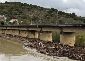 Πνιγμένη η Δυτική Ελλάδα: Ποτάμια εκτός ελέγχου, δρόμοι κομμένοι, απεγκλωβισμοί κατοίκων