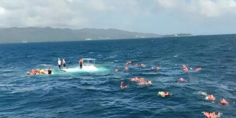 Καραϊβική: Βυθίστηκε καταμαράν – Στη θάλασσα οι 55 τουρίστες