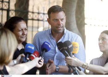 Κασσελάκης «φωτογραφίζει» Άδωνι για την οπλοκατοχή