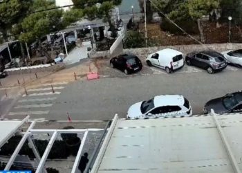 Tο πήρε και το σήκωσε στο Καβούρι: Ρίπη ανέμου ξηλώνει σκεπή εστιατορίου Ι ΒΙΝΤΕΟ