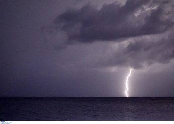 Χιλιάδες κεραυνοί τη Δευτέρα σε όλη τη χώρα