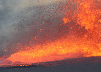 Νέα έκρηξη στο ηφαίστειο Κιλαουέα – Εκτοξέυτηκε λάβα 120 μέτρων (Βίντεο)