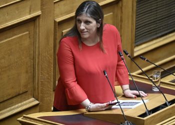 Ένταση με Κωνσταντοπούλου και Παπαχλιμίντζο στην ΕΡΤ: «Με ειρωνεύεστε;» – «Ναι, πήρα εντολή από τον Πάπα» (βίντεο)