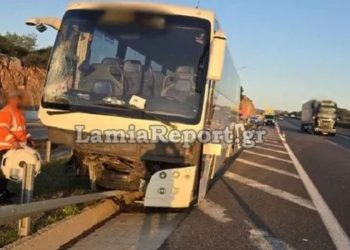 Εθνική Οδός: Τουριστικό λεωφορείο προσέκρουσε στις μπάρες