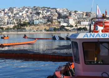 Πώς ξέσπασε η φωτιά στη Μαρίνα Ζέας – Τέσσερα σκάφη βυθίστηκαν
