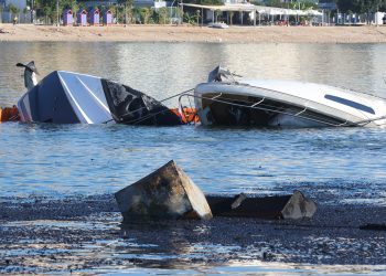 Τέσσερα σκάφη τυλίχτηκαν στις φλόγες στη Μαρίνα Ζέας – Βυθίστηκε το ένα
