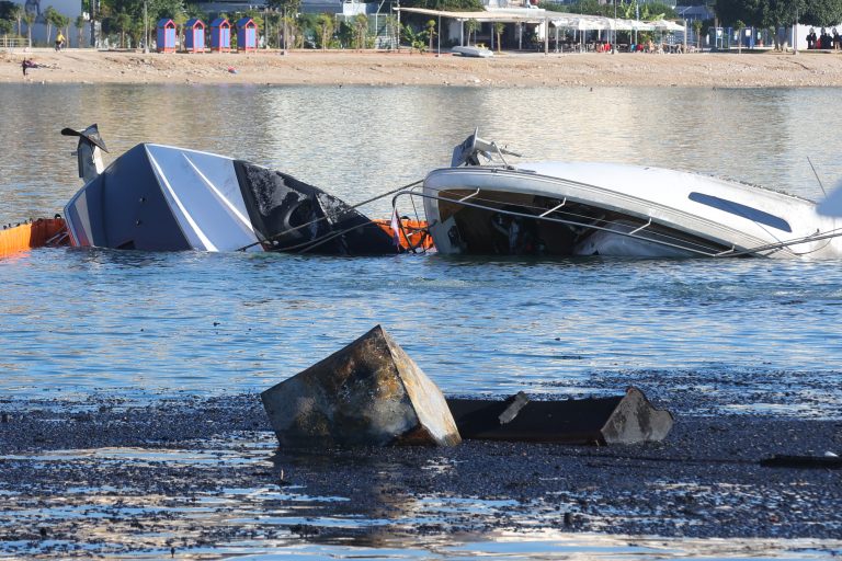 Τέσσερα σκάφη τυλίχτηκαν στις φλόγες στη Μαρίνα Ζέας – Βυθίστηκε το ένα