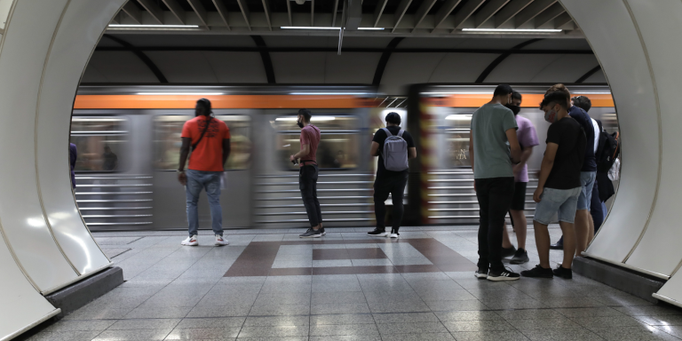 Ενισχυμένα δρομολόγια μετρό και έκτακτες ρυθμίσεις τραμ για τις γιορτές