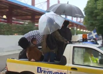 Ελλάδα 2.0: Απίστευτες εικόνες στο Μοσχάτο – Μεταφέρουν κόσμο σε καρότσα από τον σταθμό του ΗΣΑΠ