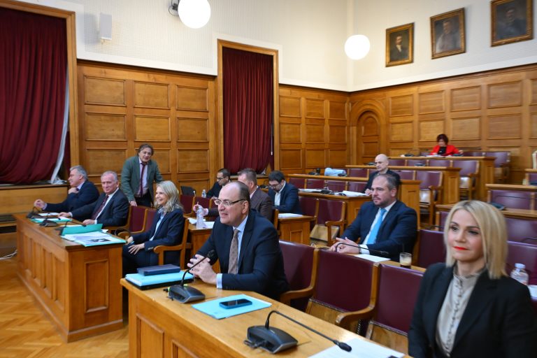 Εξεταστική ΟΠΕΚΕΠΕ: Πολιτική σύγκρουση ΝΔ – ΣΥΡΙΖΑ με φόντο τον ρόλο Κόκκαλη