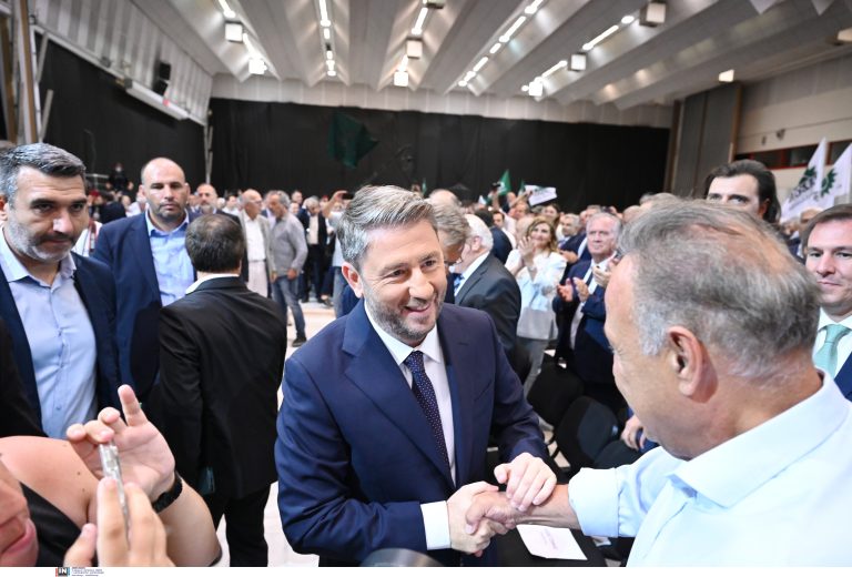 Οι νέοι γυρίζουν την πλάτη στη ΝΔ και κοιτούν προς ΠΑΣΟΚ