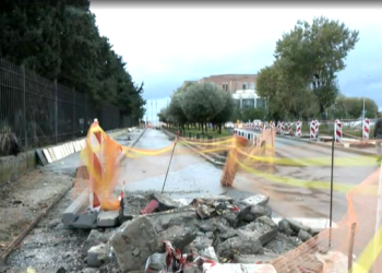 Θεσσαλονίκη: Γυναίκα έσπασε το πόδι της σε υπό κατασκευή πεζοδρόμιο – Τι καταγγέλει