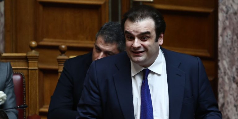 Bloomberg: Πιθανή υποψηφιότητα Πιερρακάκη για την προεδρία του Eurogroup μετά την παραίτηση Ντόναχιου