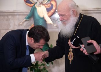 Οι «ιερές» συνεργασίες της Κυβέρνησης: Δίνει στην Εκκλησία το έργο των ΜΚΟ για τους μετανάστες