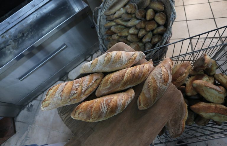 Ακρίβεια: Στα ύψη οι τιμές σε ψωμί, καφέ και κρέας