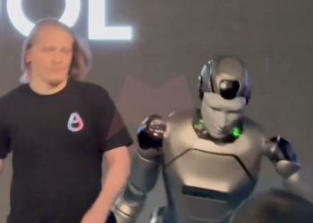 Το πρώτο ρωσικό ΑΙ ρομπότ έκανε… βουτιά στο ντεμπούτο του