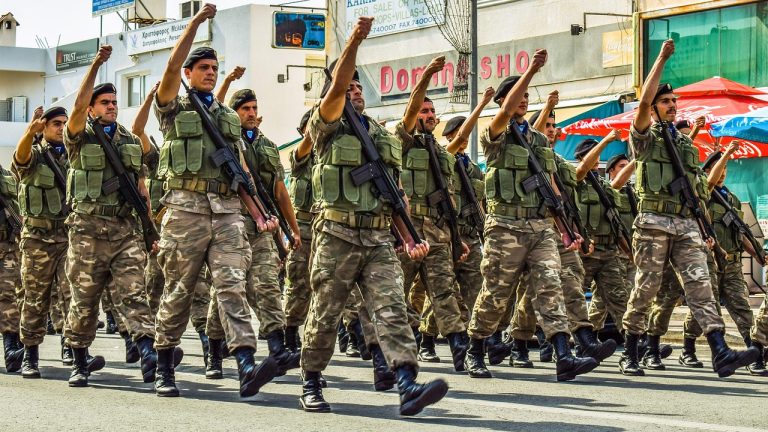 Σένγκεν για τις στρατιωτικές φάλαγγες θέλει η Κομισιόν!