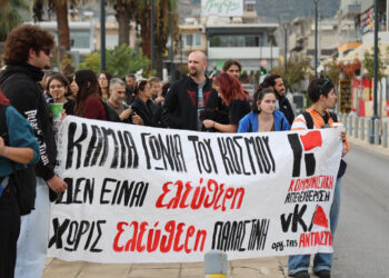 Σκηνές αστυνομικής βίας στη Σούδα: Διαδηλώτρια στο έδαφος από τα ΜΑΤ (βίντεο)