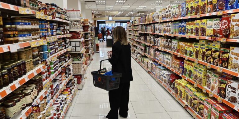 Οι ανατιμήσεις εκτόξευσαν τους τζίρους των σούπερ μάρκετ για το 2024… και τους καταναλωτές σε λιτότητα