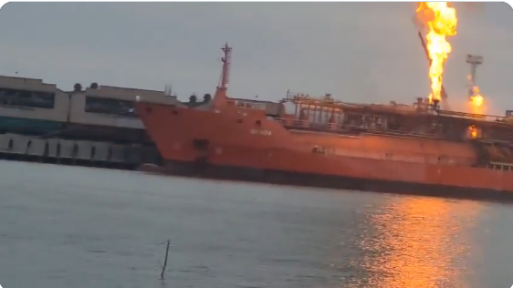 Συναγερμός στη Ρουμανία: Φόβοι για έκρηξη του «χτυπημένου» τουρκικού τάνκερ με LNG (βίντεο)