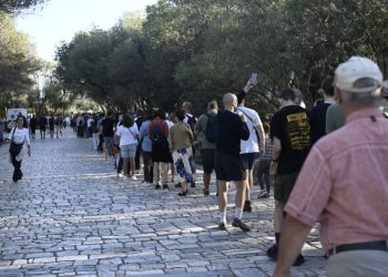 Πλάτη στην εστίαση από τουρίστες: Μειωμένος ο τζίρος παντού, μεγάλη χαμένη η Μύκονος
