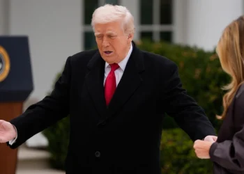 Ο Τραμπ επιτίθεται σε δημοσιογράφο με χυδαίους χαρακτηρισμούς