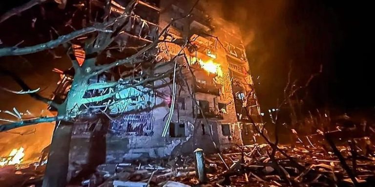 Ανελέητο σφυροκόπημα των Ρώσων: Τρίτη νύχτα τρόμου στο Χάρκοβο με δεκάδες τραυματίες
