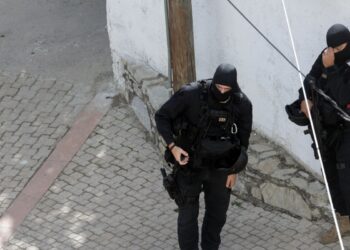 Πληροφορίες πως οι 3 άνδρες που αναζητούνται στα Βορίζια θα παραδοθούν μετά την κηδεία της 57χρονης