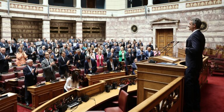 Όπισθεν ολοταχώς από την κυβέρνηση μετά το αντάρτικο των γαλάζιων βουλευτών