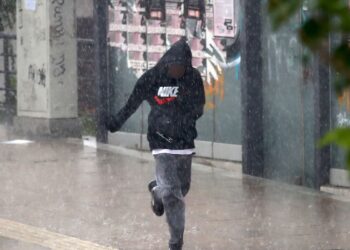 Κακοκαιρία σε όλη τη χώρα: Ισχυρές βροχές και επικίνδυνα φαινόμενα μέχρι τη Δευτέρα