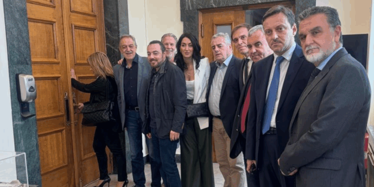 Το ΠΑΣΟΚ «σπρώχνει» την πόρτα της κυβερνητικής αναβολής