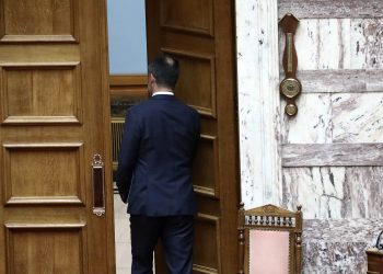 Με το βλέμμα στην… πόρτα εξόδου από τη ΝΕΑΡ ο Αλέξης Χαρίτσης