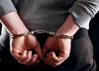 Συνελήφθη 16χρονος με μπαλτά έξω από λύκειο στην Πετρούπολη