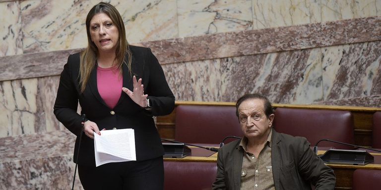 Χαμό με τη Ζωή στην Εξεταστική, αγκαλιές με τον Μπιμπίλα στους διαδρόμους
