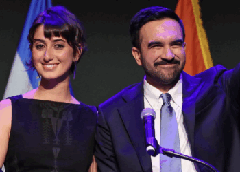 Ράμα Ντουβάτζι: Η Gen Z Πρώτη Κυρία που φέρνει αύρα φρεσκάδας στη Νέα Υόρκη