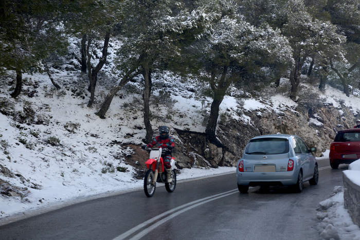 «Λευκή» η Πάρνηθα παραμονή Πρωτοχρονιάς (βίντεο)
