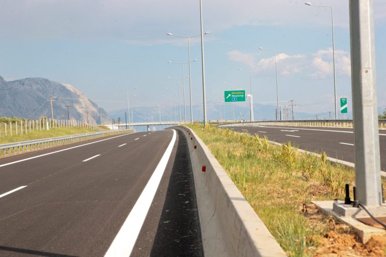 Σοβαρό τροχαίο στην Ιονία Οδό: Ανατράπηκε νταλίκα (βίντεο)