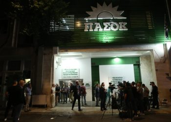 Πώς διαβάζουν τις δημοσκοπήσεις στο ΠΑΣΟΚ