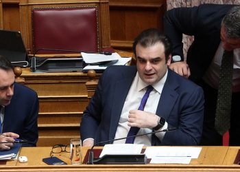 Βουλή: Συνάντηση Πιερρακάκη με τους συγγενείς των θυμάτων από το Μάτι και τη Μάνδρα