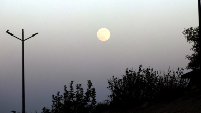 Παγωμένο φεγγάρι: Κορυφώθηκε η υπερπανσέληνος που χάρισε.. λευκές νύχτες στη γη (φωτό)