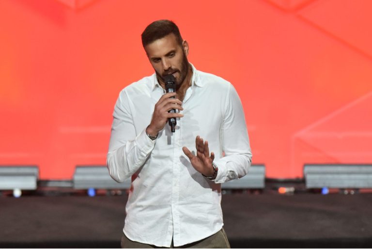 ΕΣΗΕΑ: Απερίφραστη καταδίκη της επίθεσης του Νίκου Παππά στον δημοσιογράφο Νίκο Γιαννόπουλο
