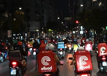 Η Efood «σπρώχνει» τους διανομείς στη νεροποντή με μπόνους 70%