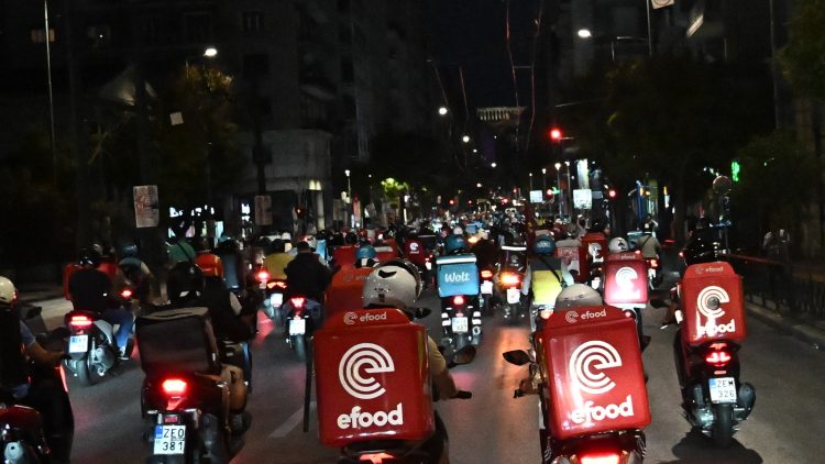 Η Efood «σπρώχνει» τους διανομείς στη νεροποντή με μπόνους 70%