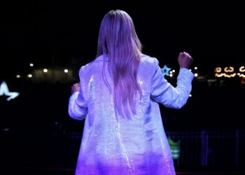 Τραγουδίστρια στο πλευρό των αγροτών (βίντεο)