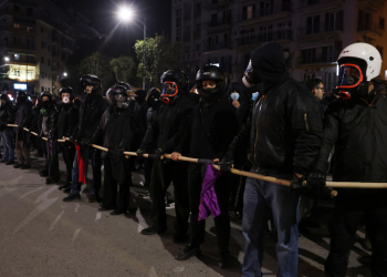 Αλέξης Γρηγορόπουλος: Ένταση ανάμεσα σε ΜΑΤ και διαδηλωτές και στη Θεσσαλονίκη (βίντεο)