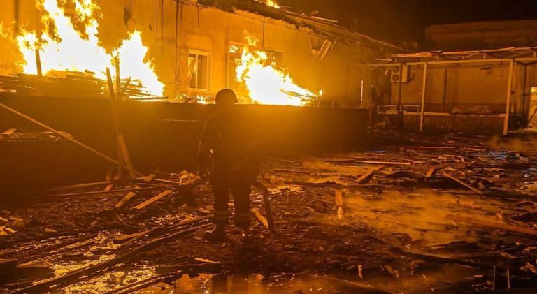 Ρωσικό πλήγμα σε λιμενικές υποδομές στην Οδησσό (βίντεο)