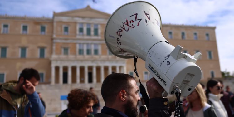 ΑΔΕΔΥ: Μαζική συγκέντρωση σε Αθήνα και Θεσσαλονίκη κατά του Προϋπολογισμού (φωτό, βίντεο)