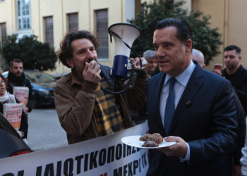 Οργή στο «Έλενα Βενιζέλου» για τον Άδωνι – Μοίραζε μελομακάρονα ενώ οι εργαζόμενοι διαμαρτύρονταν (φώτο)