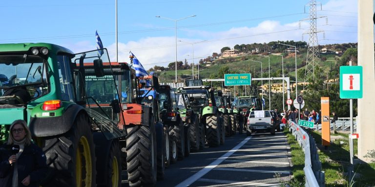 Μπλόκα: «Ανοιχτά» διόδια και εθνικές για το Σαββατοκύριακο – Τα σχέδια για τις επόμενες μέρες